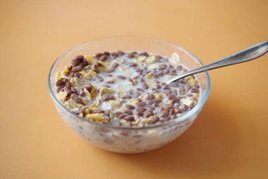 Kahvaltı gevreği ve süt masada kasede. ,