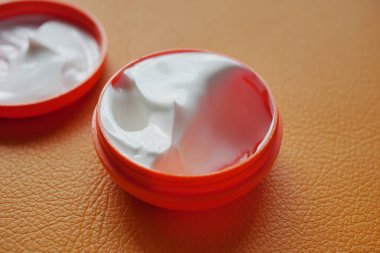 Güzellik kremini pembe bir kapta kapat..