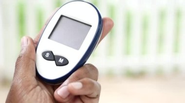 Glikoz ölçerini yakın tut.,