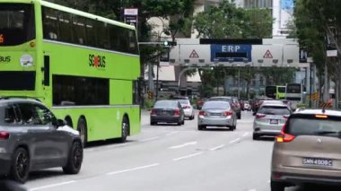 Singapur Meyve Bahçesi yolunda şehir arabaları ,