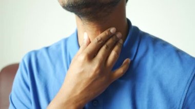 Boğazı ağrıyan tanınmamış bir adam. .