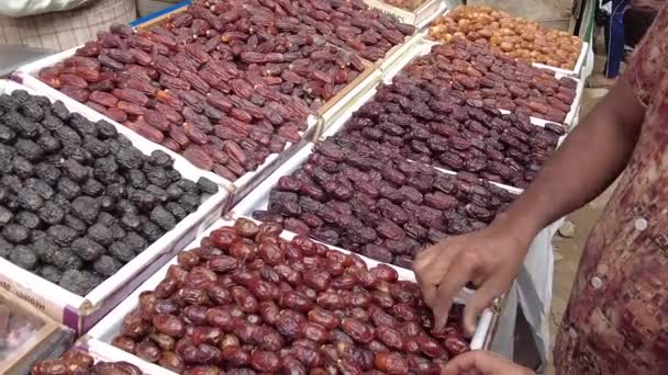 Sok Dátum Gyümölcsök Megjelenítése Eladásra Helyi Piacon — Stock videók