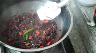  Tava manzarasında kırmızı ıspanak pişirmek. 