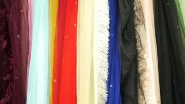 Satılık pek çok kadın giysisini kapatın. .