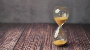 Masadaki kum saati, kum saati ampulünden akan kum..