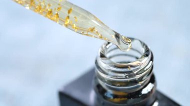 Pipet ve yağ masanın üzerinde küçük bir konteynırda. ,