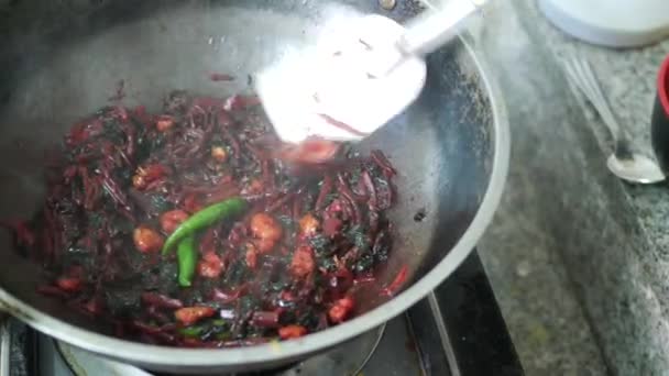 鍋の上から赤ほうれん草を調理する — ストック動画