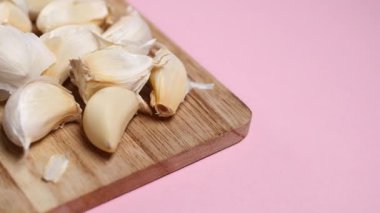 Pembe arka plandaki sarımsağı kapat