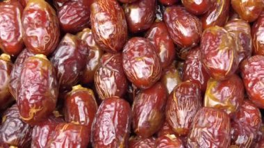  Yerel pazarda çok sayıda meyve satışı tarihi .