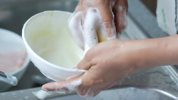 Frauen Reinigen Eine Schüssel Mit Einem Schwamm — Stockvideo