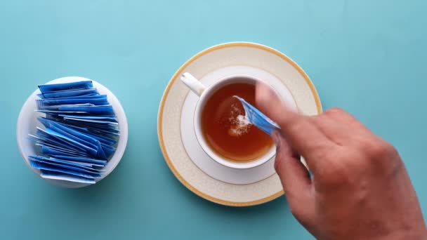 Ζάχαρη Αντικαταστήστε Γλυκαντικό Ένα Πακέτο Και Φλιτζάνι Τσάι Στο Τραπέζι — Αρχείο Βίντεο