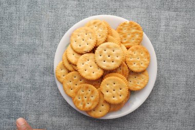 Tahta masadaki tatlı kurabiyeleri kapat. .