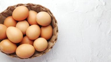 Yumurtaları bir kaseye koy.