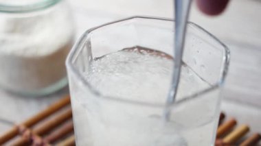  Psilyum tohumları masanın üzerinde cam bir kabın içinde .