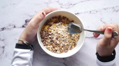 Çocuk arka planda bir kase Muslli tutuyor. ,