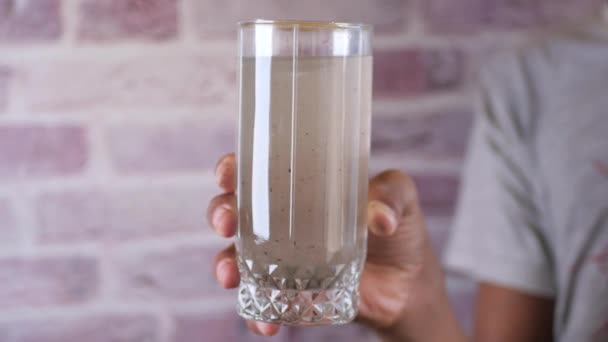 Vuil Glas Water Vasthoudend — Stockvideo
