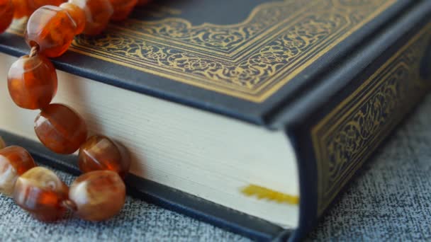 Szent Könyv Korán Rózsafüzér Asztalon Közelről — Stock videók