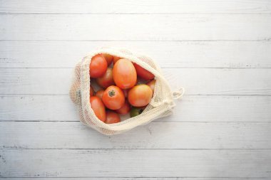 Su damlacıklı taze domates. ,