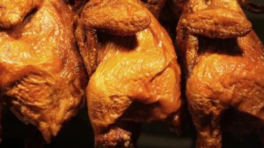 Singapur 'daki süpermarkette kızarmış ördek. ,