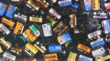 Singapur 22 Haziran 2022 Birçok eski 35 mm film ruloları yığını.