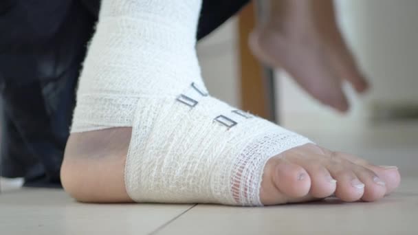 Ayakları Bandajlı Kadın Yakın Plan — Stok video