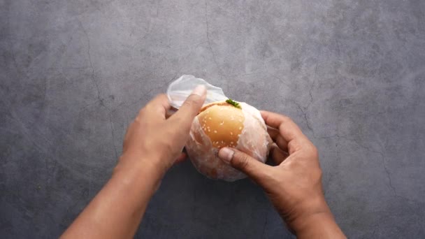 Hombres Sacando Paquete Papel Una Hamburguesa Carne — Vídeos de Stock