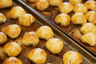 Taze pişmiş ekmek raflarda satılmaya hazırdır.. .