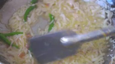  Kızartma tavasına soğan yağı sürüyorum...