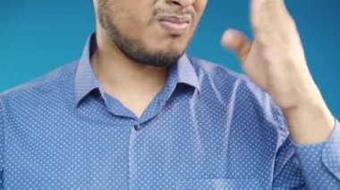  Kötü kokudan rahatsız olan ve burnunu kapatan bir adam.