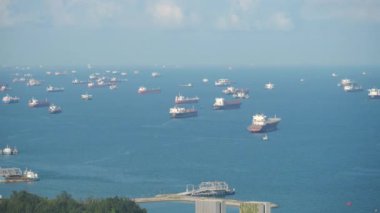 Deniz limanında IPG ve petrol tankeri taşıyan geminin hava görüntüsü..
