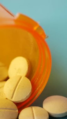  Pembe üzerine beyaz renkli tıbbi haplar dökülüyor. ,