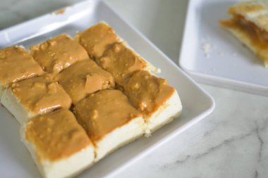 Bir kabın içindeki fıstık ezmesinin en üst görüntüsü