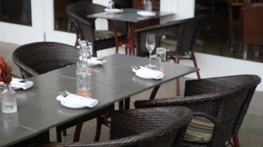 Çatal bıçak takımı ve boş tabak, kafenin arka planına karşı. .