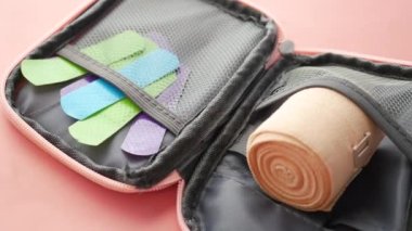 Beyaz arkaplanda renkli yapıştırıcı bandaj .