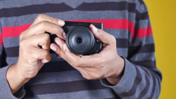 Ένας Άντρας Τραβάει Φωτογραφίες Μια Κάμερα — Αρχείο Βίντεο