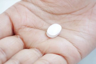 İnsan eli hapları fotokopi alanı ile yakın çekim .