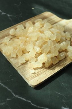 Bir kasedeki küp şeklindeki kahverengi şekerin üst görüntüsü ,