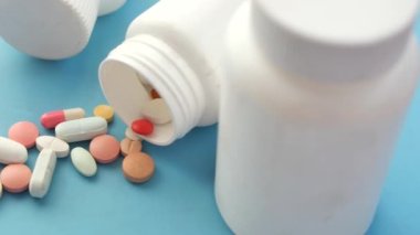 Seçici odaklanma. Pek çok renkli hap ve kapsülü kapat .