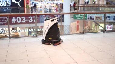 Singapur 28 Mayıs 2022 Robot elektrik süpürgesi alışveriş merkezinde yerleri süpürüyor. .