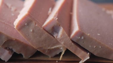 Doğrama tahtasına konserve et dilimini yakın. .