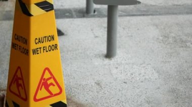 Giriş Katındaki İşaretler İçerde Hasarlı ,