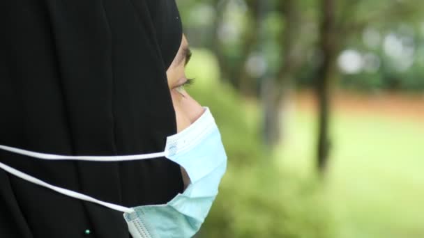 Στοχαστική Μουσουλμάνα Γυναίκα Μάσκα Γρίπης Κοιτάζει Αλλού — Αρχείο Βίντεο