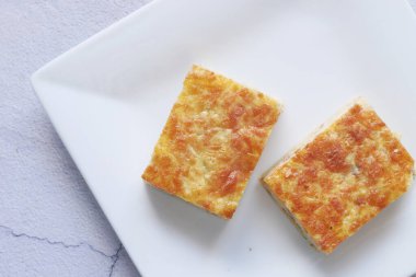 Tavuklu ve sebzeli ev yapımı puf böreği. ,