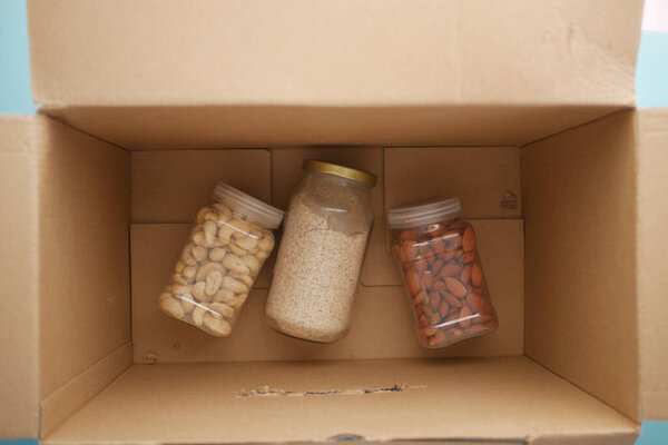 вид сверху на миндаль и орех кешью в банке в коробке .