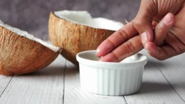 Masa örtüsünün üzerinde bir dilim taze hindistan cevizi. .