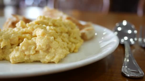 Ovos Fritos Misturados Com Pão Prato — Vídeo de Stock