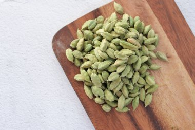 Kakule 'nin kapağını masadaki kaşıkta kapat. .