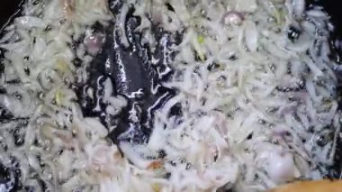  Kızartma tavasına soğan yağı sürüyorum...