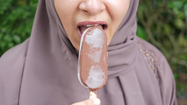 Молоді Жінки Їдять Шоколадне Морозиво Смаком — стокове відео