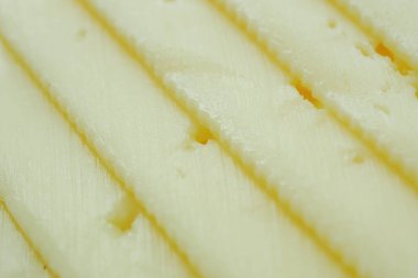 Beyaz arkaplandaki taze peyniri kapat